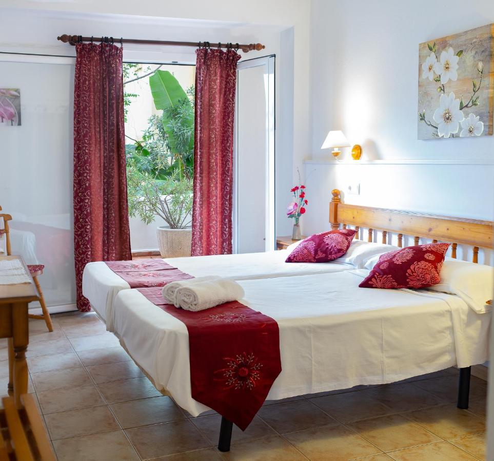 Hostal Yebisah Santa Eularia des Riu Luaran gambar