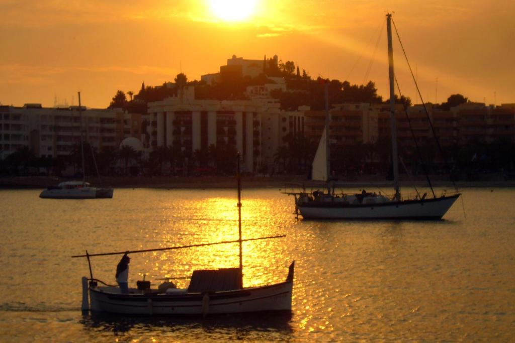 Hostal Yebisah Santa Eularia des Riu Luaran gambar