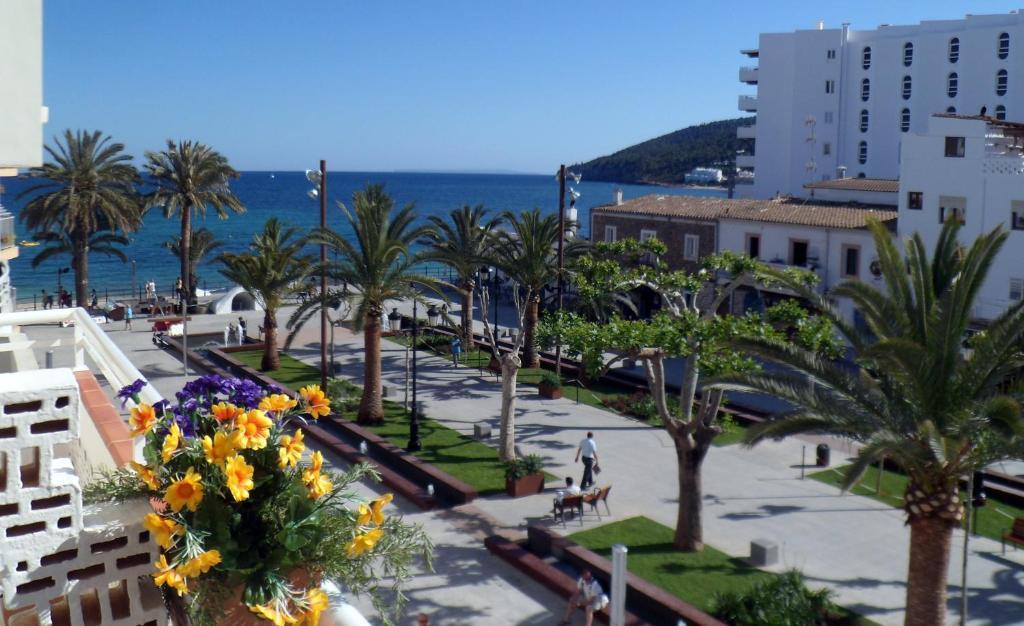 Hostal Yebisah Santa Eularia des Riu Luaran gambar